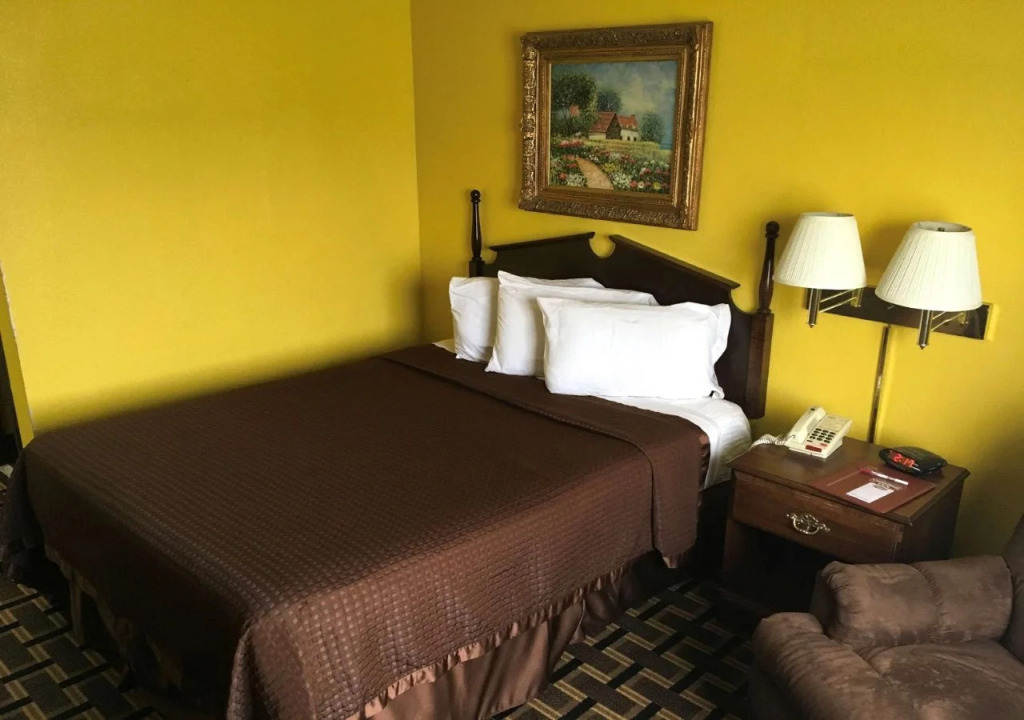 Country Hearth Inn and Suites Bowling Green