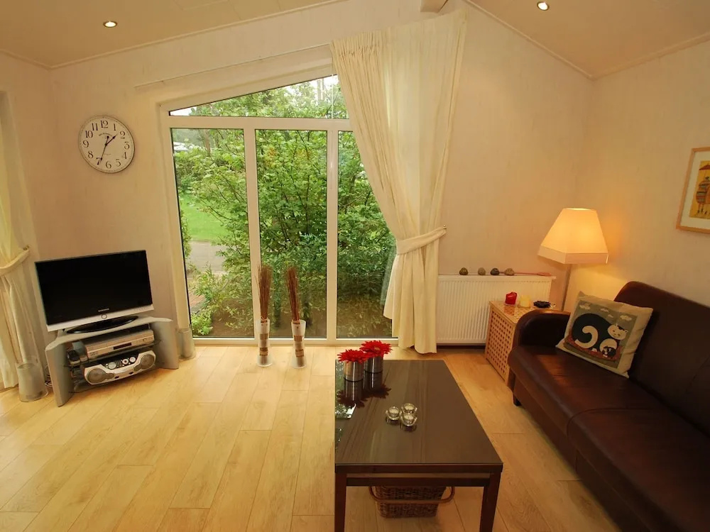 Tidy chalet with garden and WiFi, close to Park De Veluwe