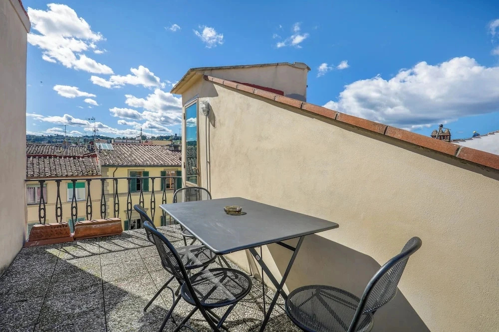 Bright Last-Floor Apartment with Terrace