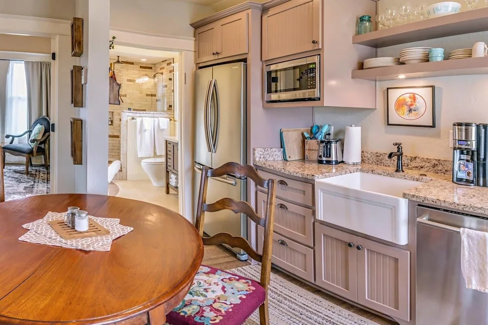 Redtail Suites ~ Entire Home ~ Sleeps 12 ~ Tesla Station