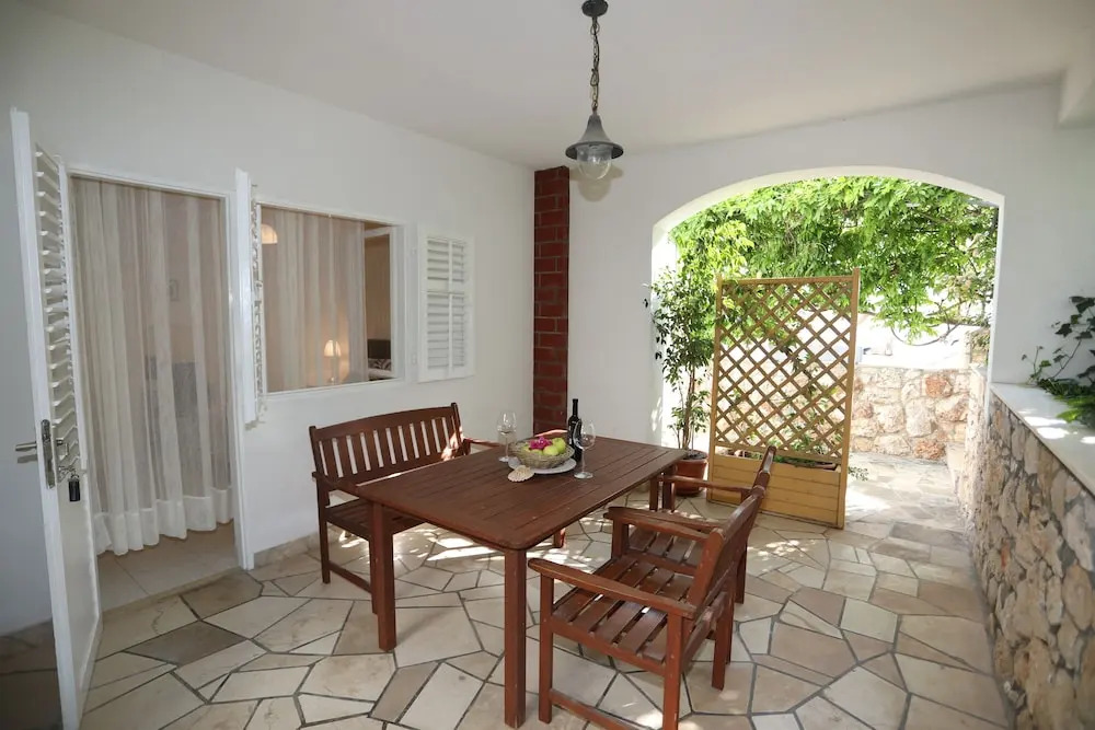 Green Garden Apartment