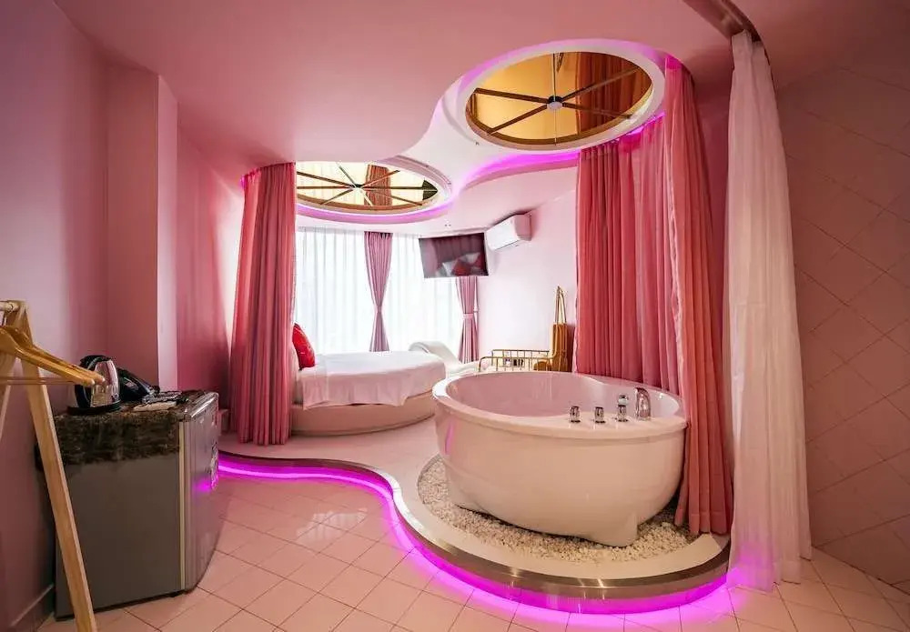 Me Gustas - Love Hotel