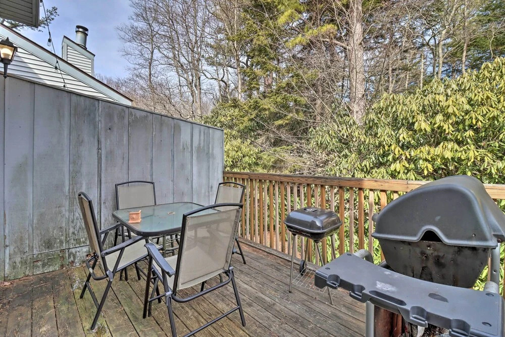 Poconos Retreat w/ Pool & Deck, Near Lake Harmony!