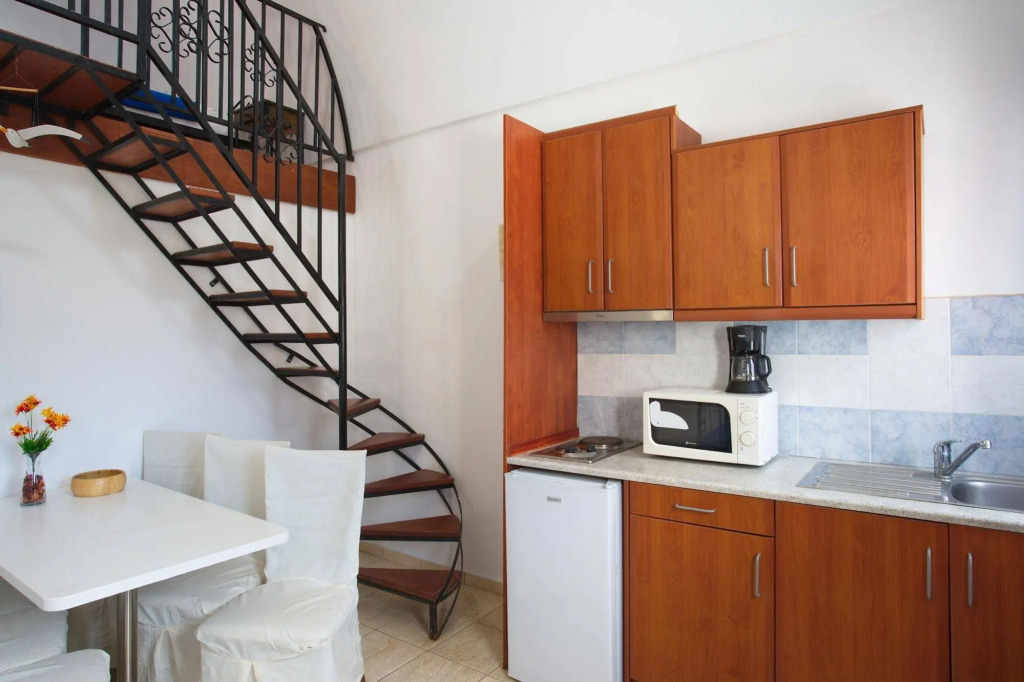 Birds Villa Apartments with Heated Pool - Including Car and Breakfast