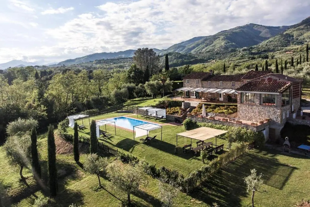 Ampio appartamento completamente rinnovato con vista piscina e jacuzzi