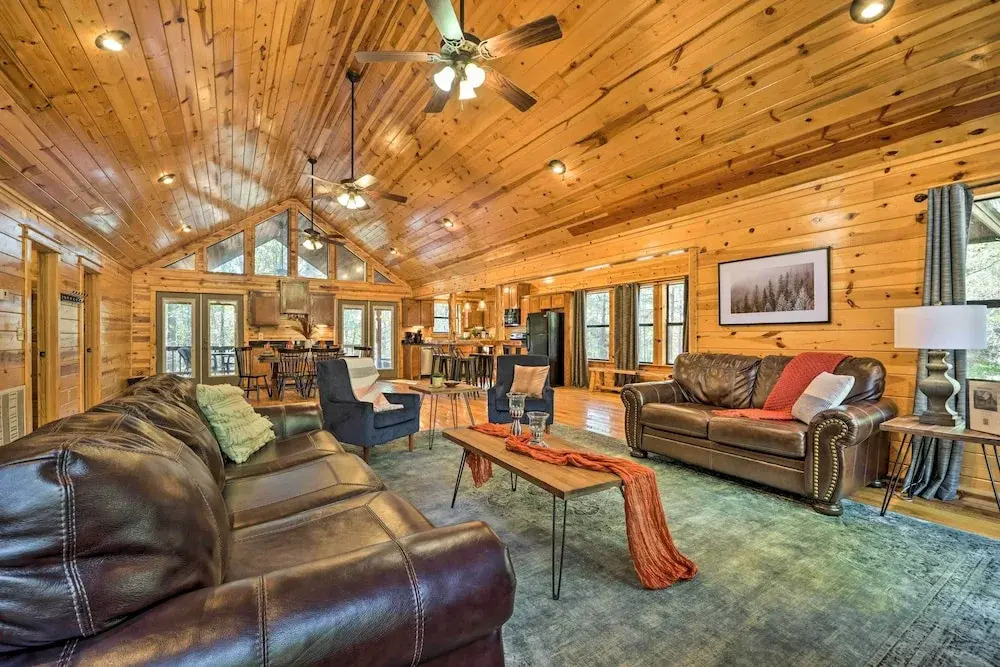 Broken Bow Cabin w/ Hot Tub ~ 6 Mi to Lake!
