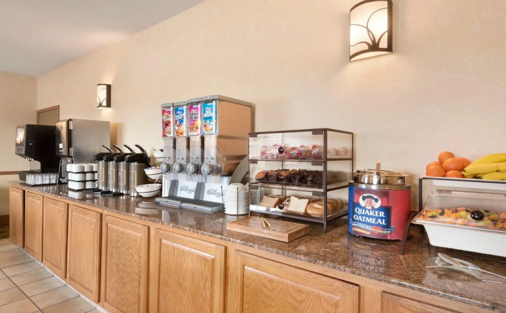 Country Inn & Suites by Radisson, Moline Airport