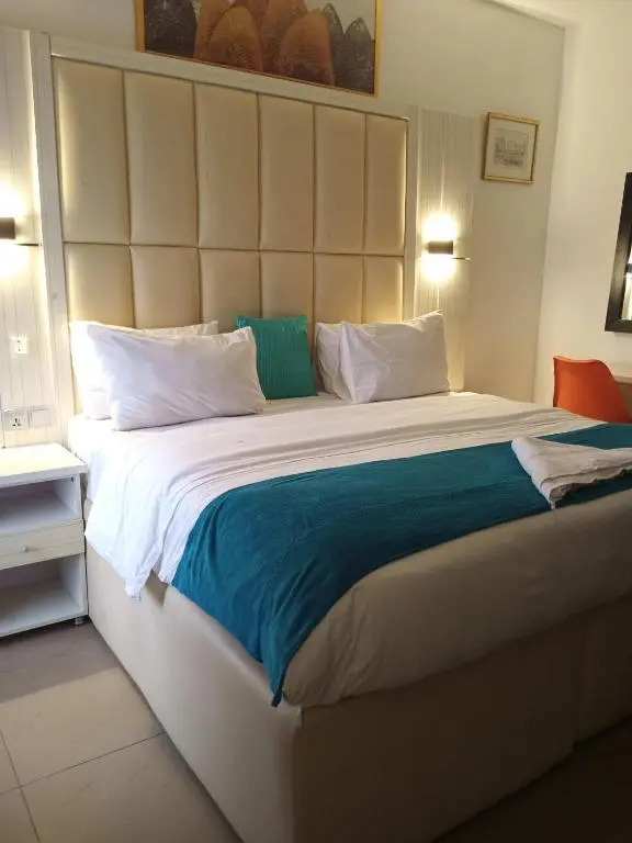 EdsLuxe Deluxe 2 Bedroom Apartment with Swimming Pool and High Speed Wifi