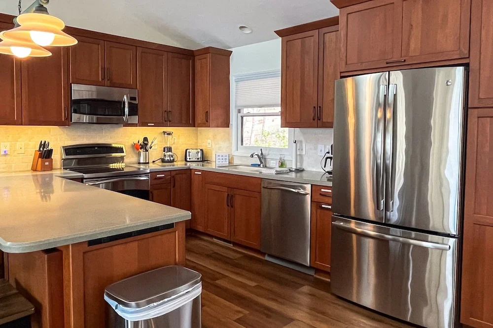 Lakedaze - Spacious Dog-friendly Lakefront House W/dock, hot tub & Putting Green