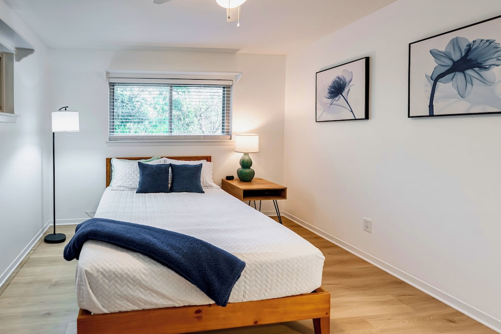 Walk to UT Austin! Charming Duplex w/ Game Room