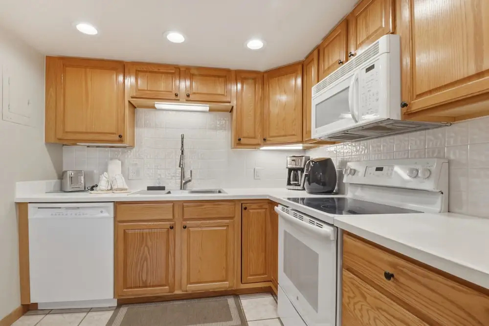 She305 Summit House East 1 Bedroom Condo