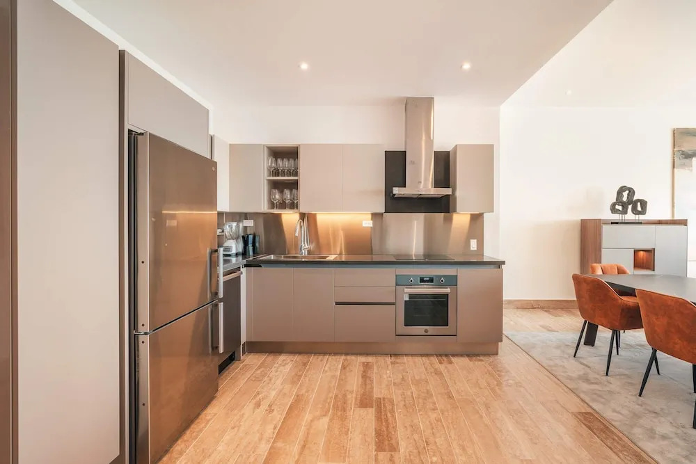 2br Apartment With Balcony and Views