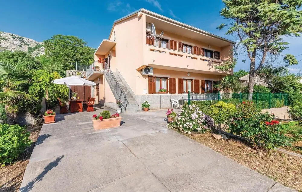 Stunning Home in Bascanska Draga With Wifi and 6 Bedrooms
