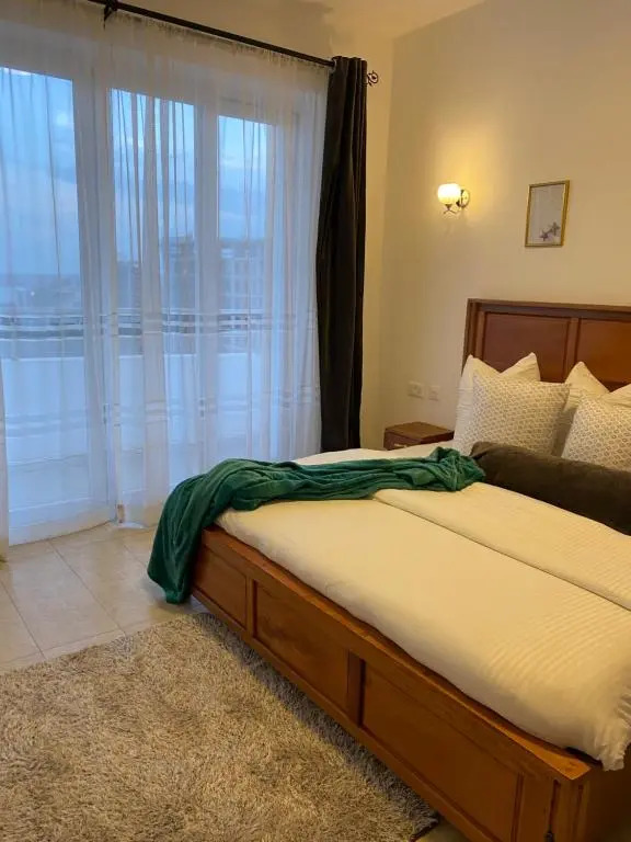 Karim house, 2 bedroom apartment with king beds, balcony view and workspace in Kilimani Nairobi