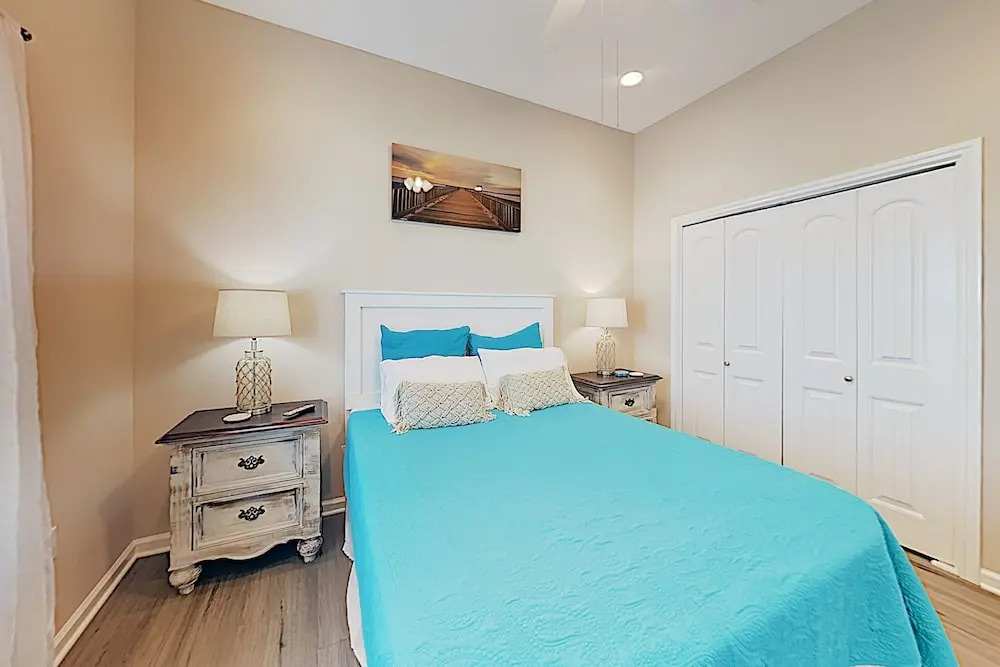 3326 Tx-35 Bus Home - 2 Br home by RedAwning