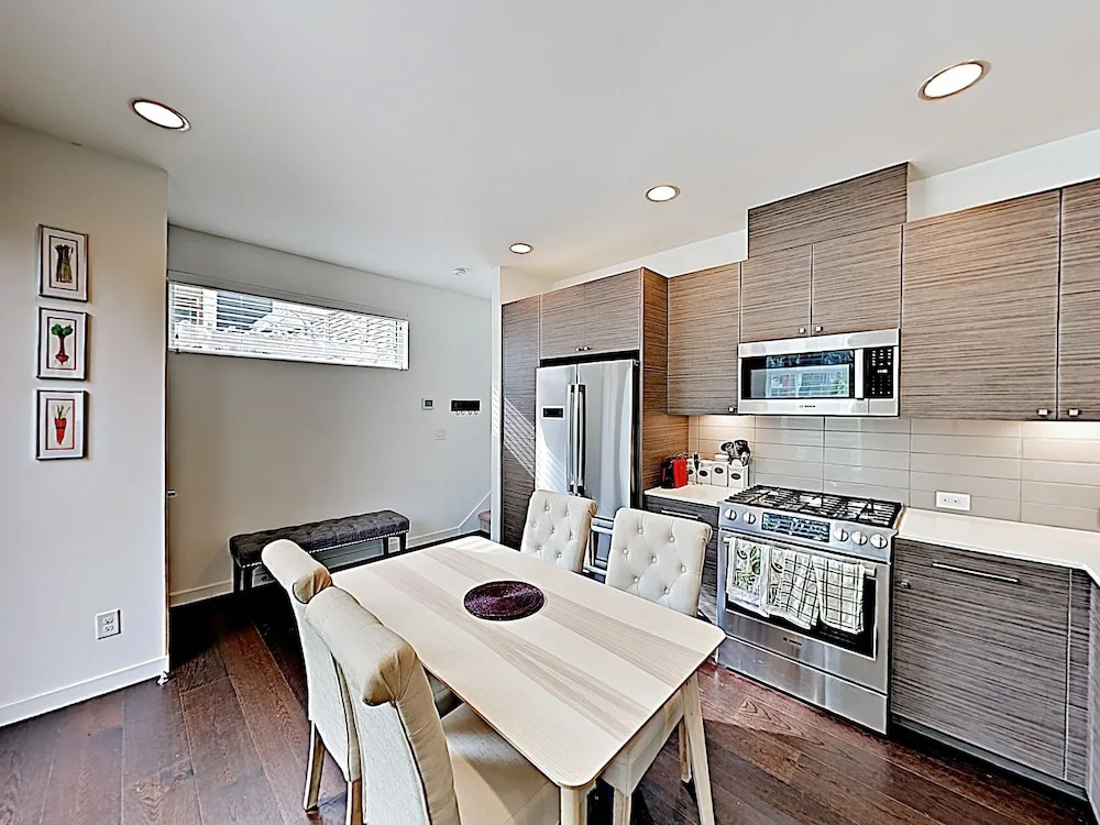 Chic Capitol Hill Townhome W/ Rooftop Deck & AC Townhouse