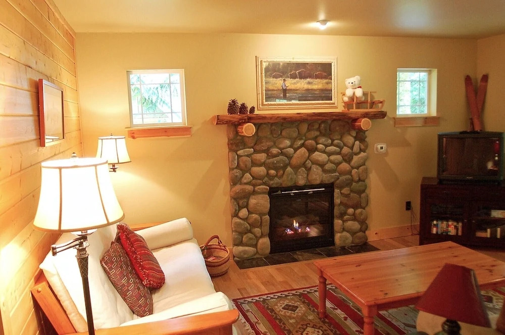 Glacier Springs Cabin 2bedrooms, 2 Baths - hot tub & Pet Friendly!