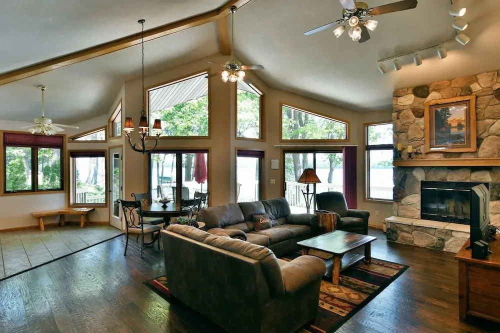 Cheif Lake Lodge 4 Bedroom Home by RedAwning