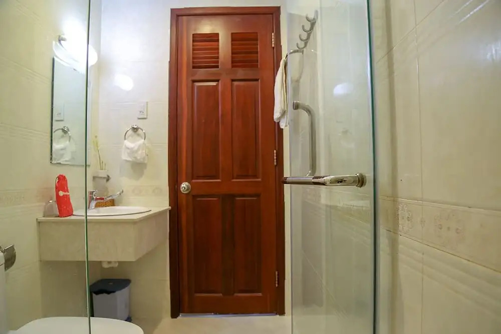 RedDoorz Plus near Hoang Van Thu Park