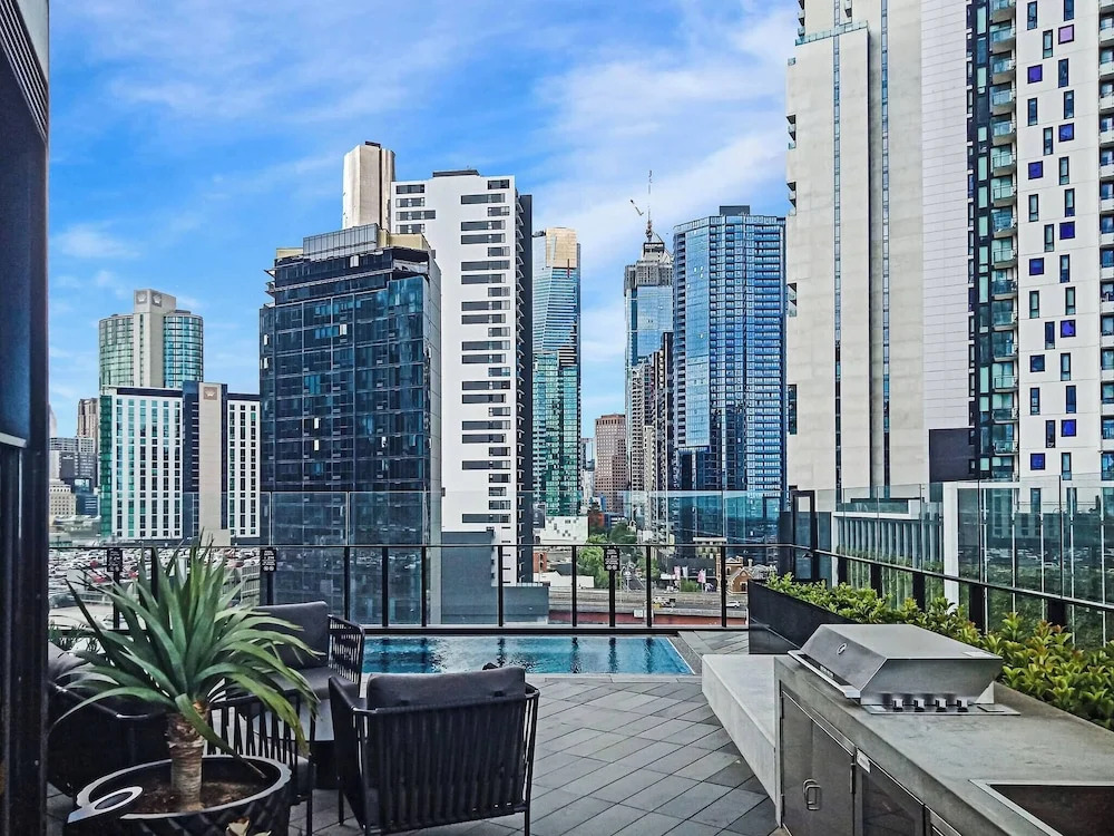 Southbank 2BR High City Views Enjoy Wine, Gym, Pool, Wifi