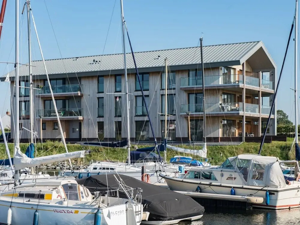 Beautiful apartment with beautiful views of the lively marina