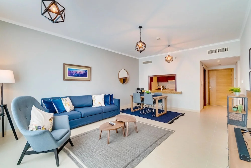 beautiful canal view 1-bedroom apartment in the heart of business bay