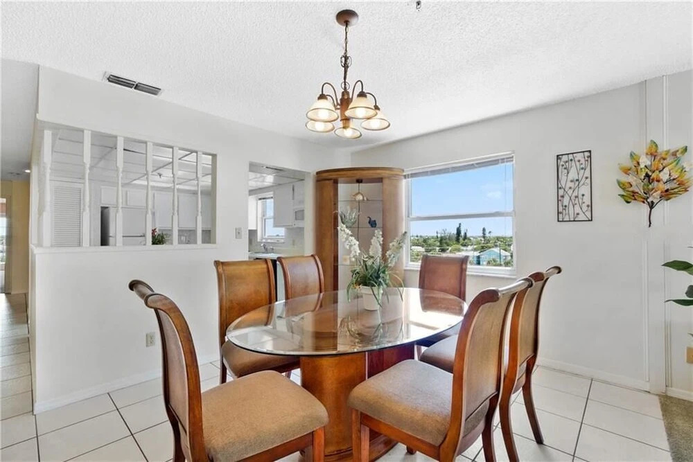 Sea Breeze 401 New! Amazing Beach Front/walk to John's Pass!