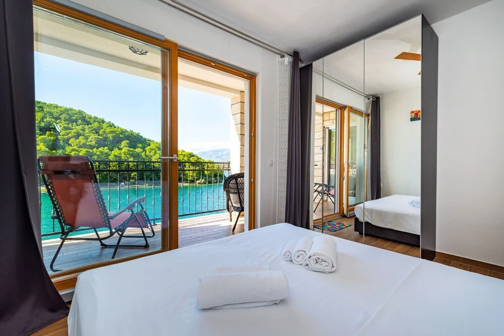 A3 - Beautiful Seafront apt w. Magnificent View