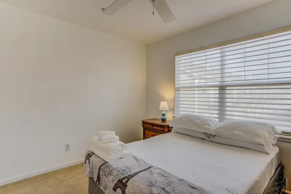 Urban Practicality! 3 Beds, Patios & Dog Friendly