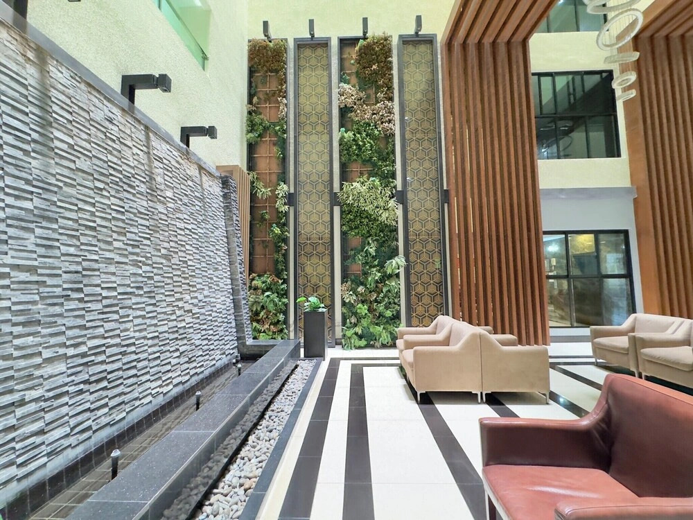 Stylish Low-floor 2-bedroom Sea-view Condo at Dusit Grand Condo View
