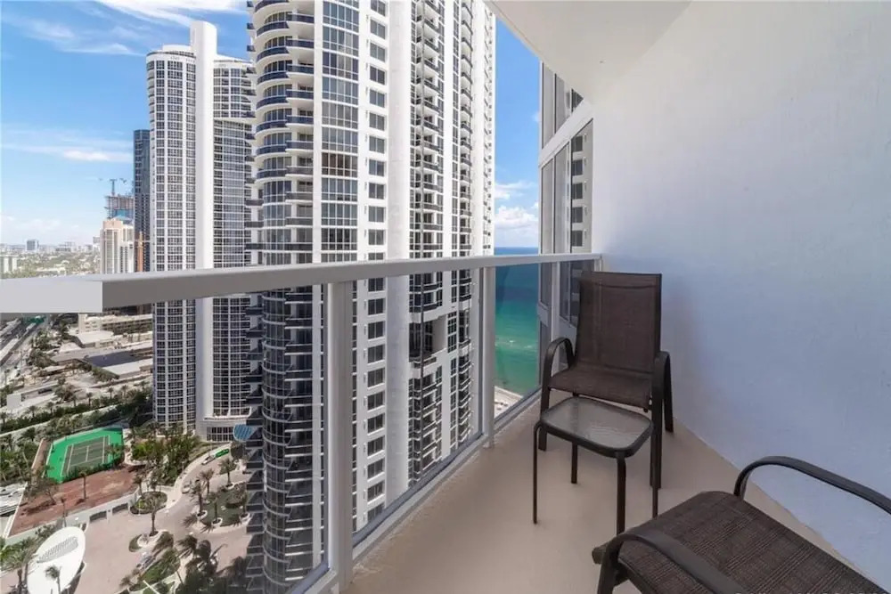 Fabulous Waterfront 2BR 2BA Trump Tower Apartment 6 Guests