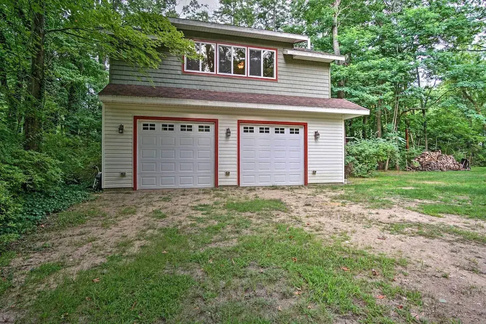 Harbert Cottage w/ Fire Pit: Half Mile to Beach!