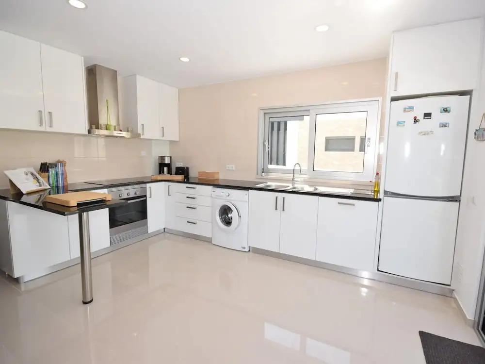 Villa in Foz do Arelho With Pool & Beach