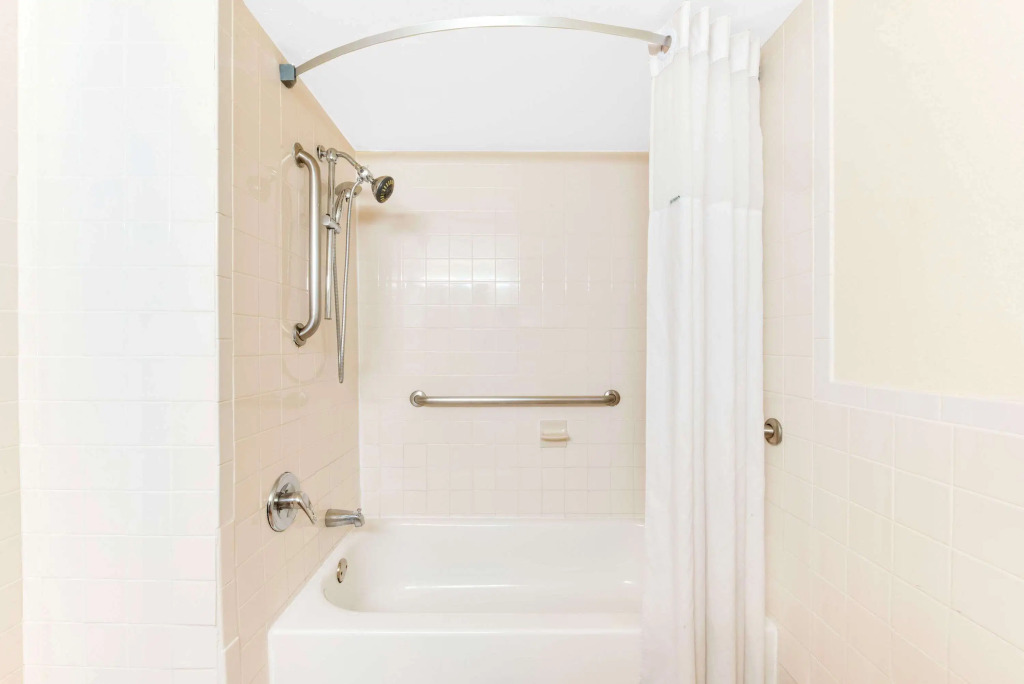 Days Inn & Suites by Wyndham Laredo