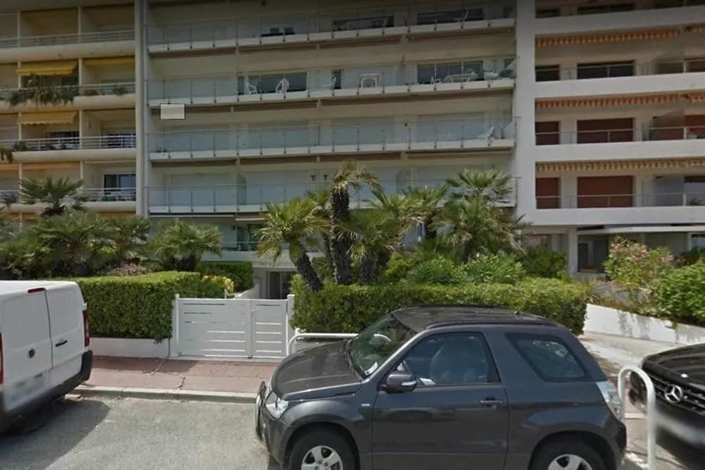 Sea View Flat, beach access by GuestReady