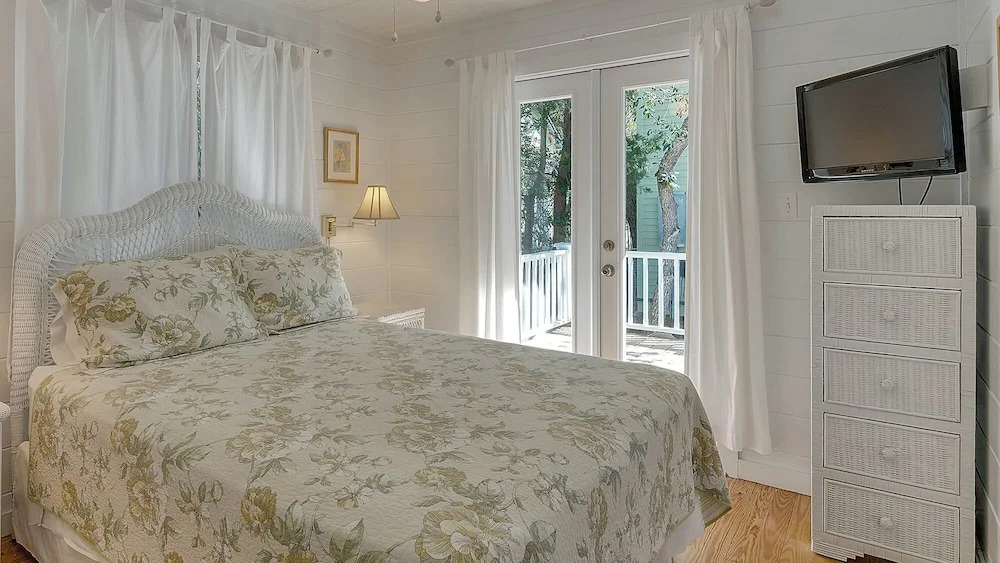 Beautiful Original Seaside Cottage + Swim & Tennis Club: Sleeps 6