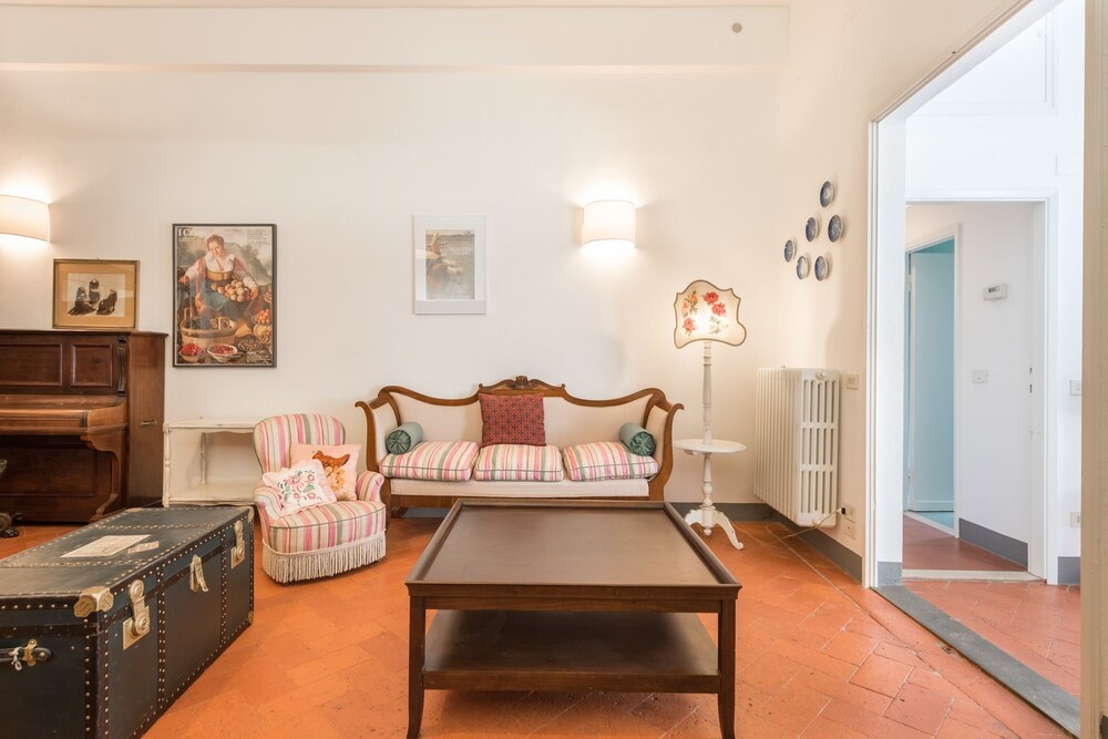 Pitti Large Apartment With Balcony