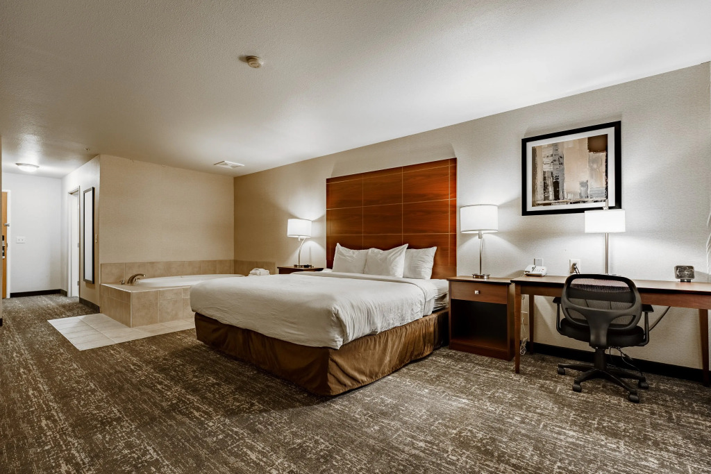 Comfort Suites at Royal Ridges