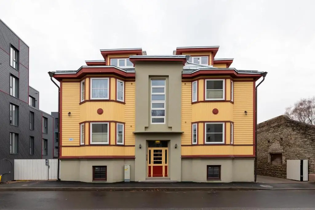 New 1BR in superb location. Free parking & WIFI