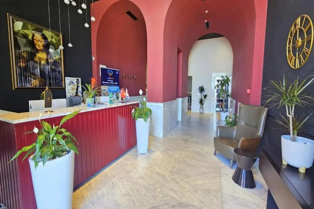 Royalis Suites Rafailovici - Beachfront Sea View Apartments