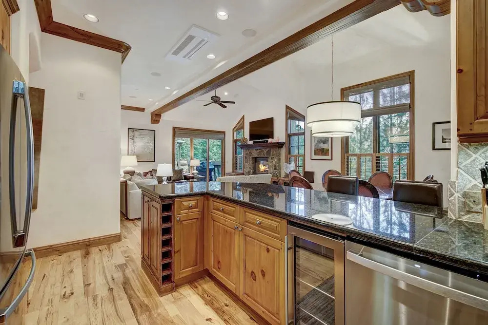 4br Plus Den Platinum Townhome, Walk To Lift 4 Bedroom Townhouse by RedAwning