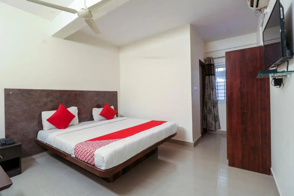 OYO 65927 Balaji Grand Inn