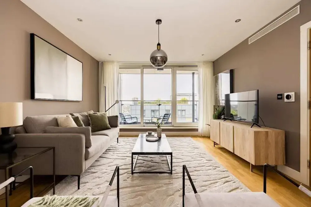 The Riverside Residence - 3bdr Flat With Balcony