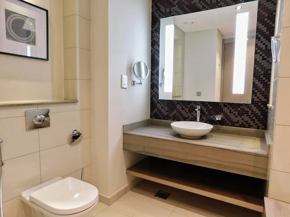 Luton Vacation Damac Paramount Tower