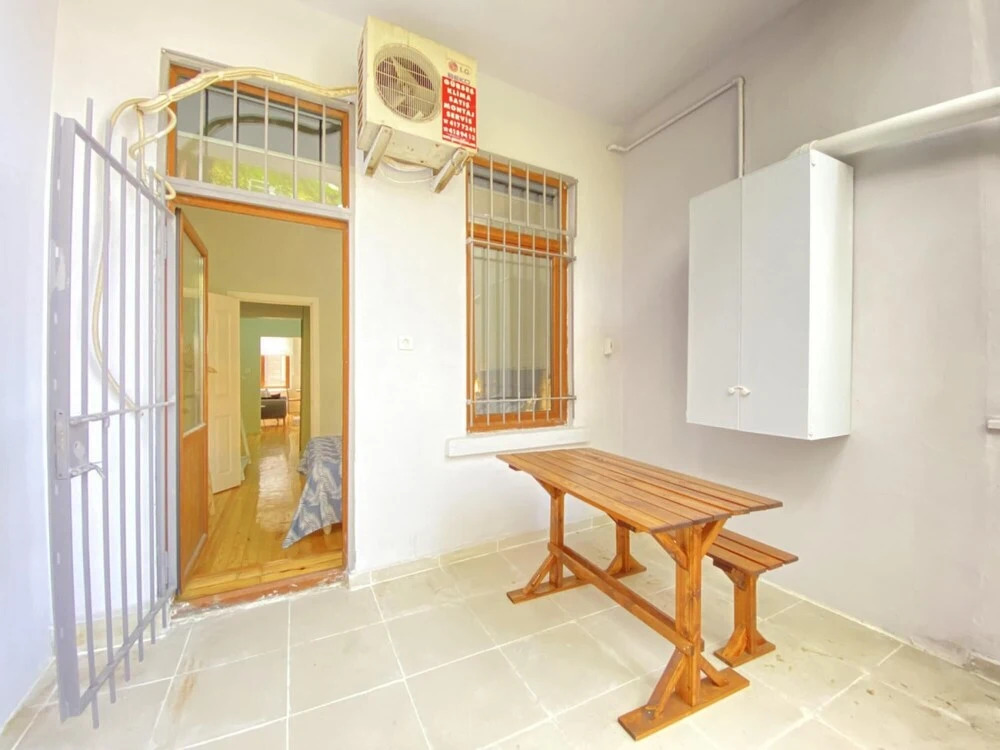 Flat With Balcony Near Flower Passage in Beyoglu