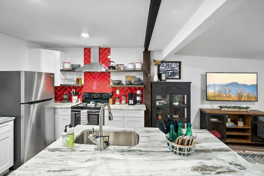 Renovated Bungalow With Work Space Kitchen Patio