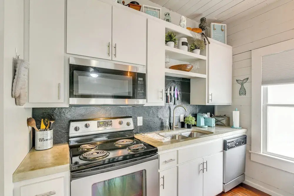 1 Mi to Dtwn Galveston! Home w/ Pet-friendly Yard