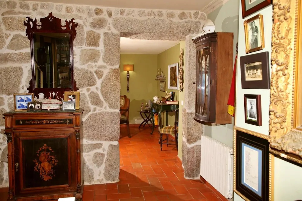 House With 5 Bedrooms in Pontevedra, With Enclosed Garden