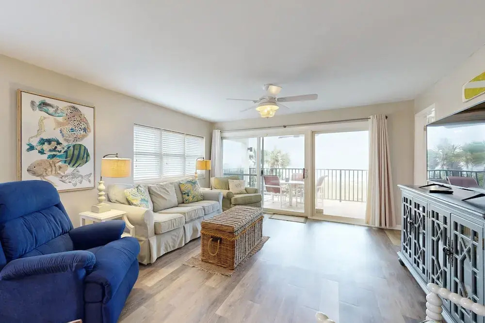 Oceanfront Corner Condo With Sunrise-view Balcony, Pool & 1-minute Walk to Beach