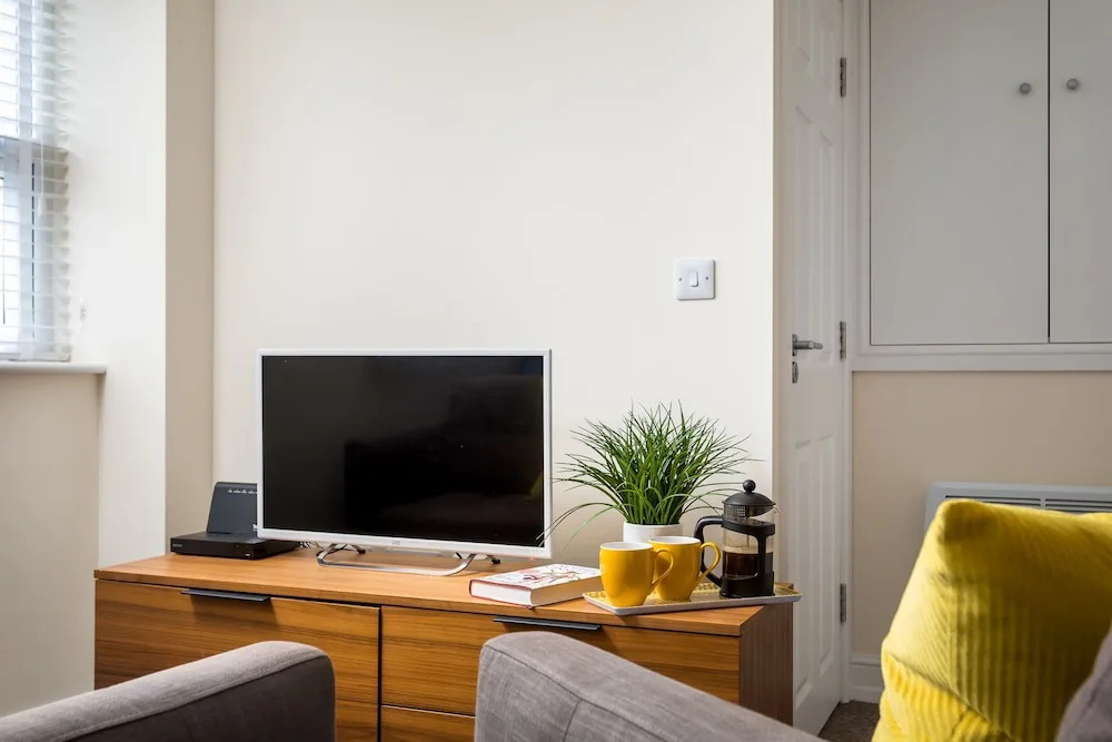 Elliot Oliver - 2 Bedroom Town Centre Apartment